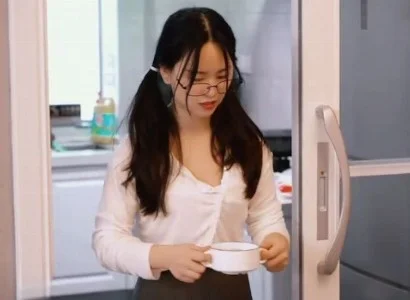 Người dân trong làng cùng cô gái trẻ chịch